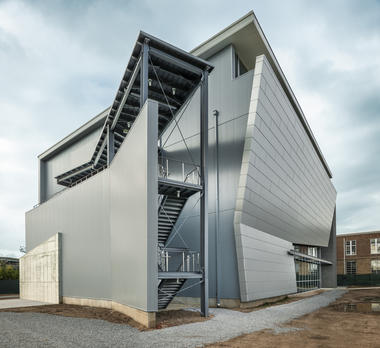 彰显活力优雅的 Novogratz 运动中心 / Jack L. Gordon Architects