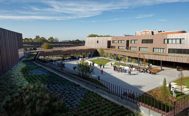 Escola Secundária e Centro Cultural Moulins / Chartier Dalix Architectes
