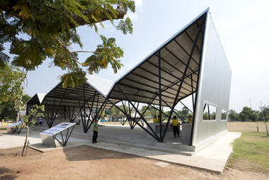 Comedor de la escuela comunitaria Chonnabot / INDA Design Build  + Peter Strzebniok 
