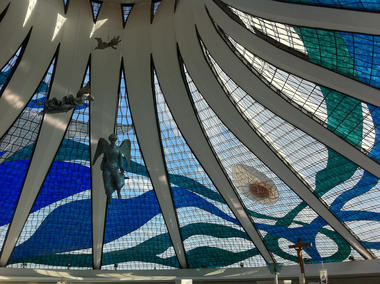 Brasília recebe exposição de Marianne Peretti, criadora dos vitrais da Catedral