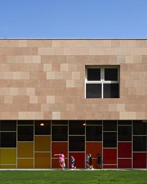 Escuela primaria Victory Heights / R+D Studio
