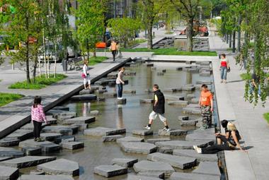 4 espacios públicos que destacan por incluir el agua en la vida urbana