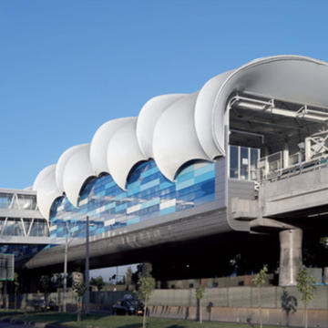 Fachada Quadroclad en las nuevas Estaciones Aéreas del metro Línea 5 de Hunter Douglas