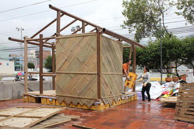 Protótipo de abrigo temporário projetado por Shigeru Ban é construído no Equador