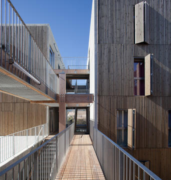 Habitação Social + Lojas em Mouans Sartoux / COMTE et VOLLENWEIDER Architectes