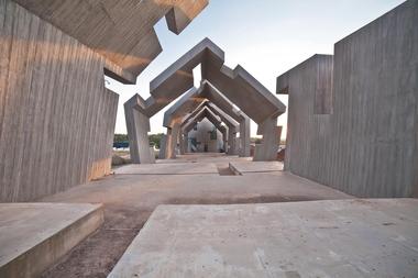 Mausoleo del martirio de aldeas polacas / Nizio Design International