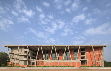 Instituto de Engenharia e Tecnologia - Universidade de Ahmedabad / vir.mueller architects