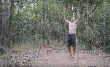 Aprende como construir una cabaña primitiva sin herramientas modernas