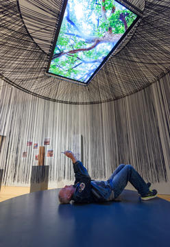 Galería de Francis Kéré crea instalación de hilos brillantemente coloreados para su primera retrospectiva en EE.UU.  - 17