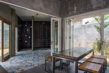 Gallery of Rumah Miring  / Andyrahman Architect  - 4