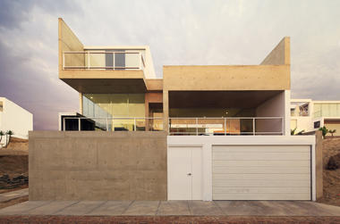Casa Cubo  / Nomena