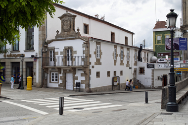 老人社会中心 / Intra Arquitectos