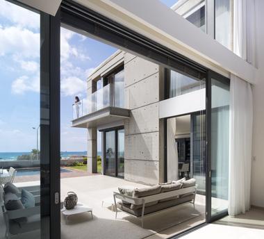 A Seafront Villa / Nava Yavetz Architects
