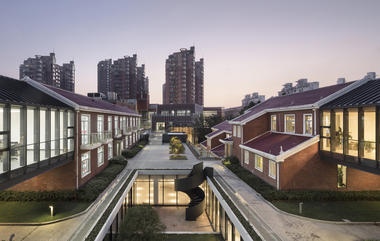 Refurbishment of an Old Functional Replacement Building / UDG + SEU