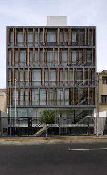 Edificio de Aulas + Oficinas / LLONAZAMORA + Fernando Mosquera