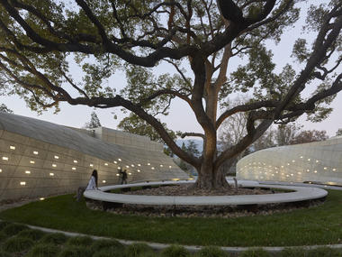 Pabellón familia Kaplan en el Centro City of Hope /  Belzberg Architects