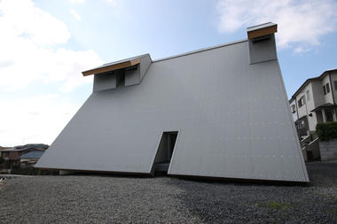 Passive House with Sundial / Kikuma Watanabe