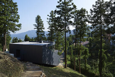 House in Raizan-Forest / Rhythmdesign