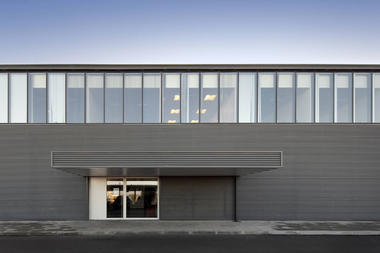 Photovoltaic工厂与办公室 / Quadrante Arquitectura