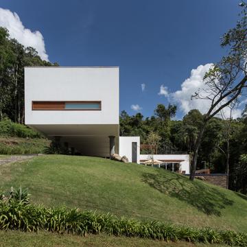 House 4.16.3  / Luciano Lerner Basso