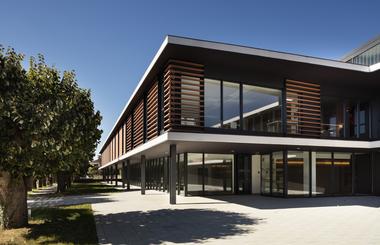 Centro socio-sanitario residencial para personas mayores  / Rubio Bilbao Arquitectos