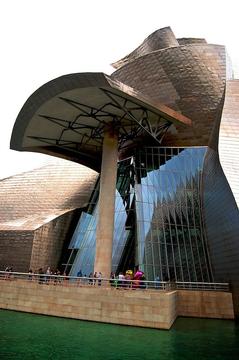 Galeria de Clássicos da Arquitetura: Museu Guggenheim de Bilbao / Gehry Partners  - 4