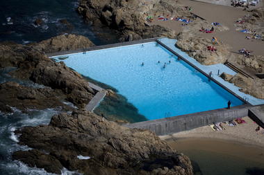 Gallery of These Stunning Photos Commemorate the 50th Anniversary of Alvaro Siza's Pool On The Beach  - 2