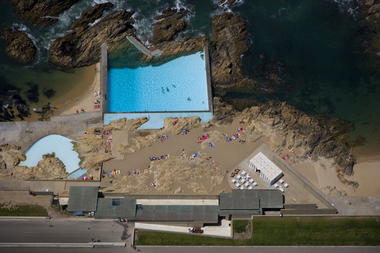 Gallery of These Stunning Photos Commemorate the 50th Anniversary of Alvaro Siza's Pool On The Beach  - 4