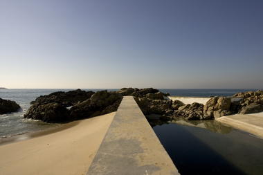 Gallery of These Stunning Photos Commemorate the 50th Anniversary of Alvaro Siza's Pool On The Beach  - 19
