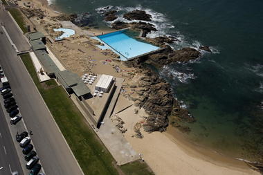 Gallery of These Stunning Photos Commemorate the 50th Anniversary of Alvaro Siza's Pool On The Beach  - 5