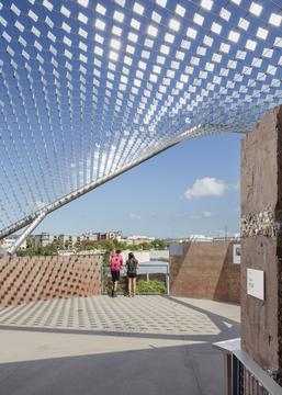 Crossroads School for Arts and Sciences / Frederick Fisher and Partners