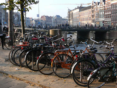 A estratégia de Amsterdã para se adequar ao aumento do uso de bicicletas