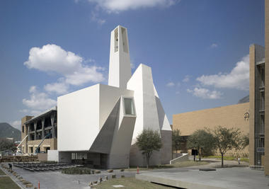 Iglesia en Pueblo Serena  / Moneo Brock Studio