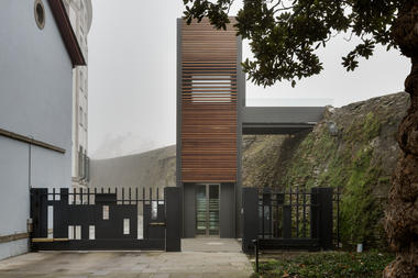 The Roman Walls of Lugo Elevator / Antonio Pernas Varela