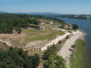 Galería de Proyecto de Recuperación Ambiental y Puesta en Valor del Entorno de la Fortaleza y Playa Fluvial de Goián / Pablo Gallego Picard  - 14