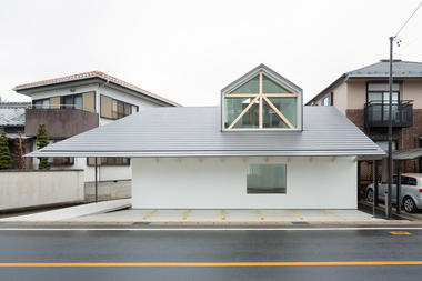 House with Dormer Window  / Hiroki Tominaga-Atelier