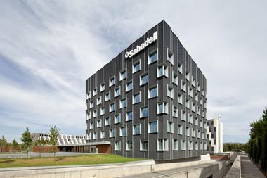 Banc Sabadell Headquarters / Bach Arquitectes