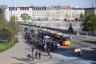 Cómo diseñar un cruce ciclista seguro según la intersección más transitada del mundo