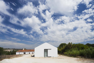 Sítio da Lezíria: Converting Mews Into Housing / Atelier Data