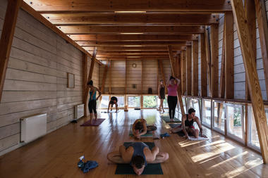 Quais são as chaves de desenho arquitetônico de um espaço de yoga e meditação?