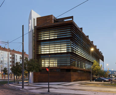 Office Building in Vitoria / LH14 Arquitectos