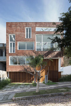 Berutti 160 / Comunello Felix Arquitetura