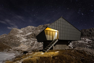Refugio Alpino 'Bivak na Prehodavcih' / Premica Architects
