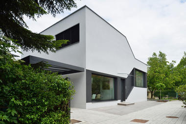 Mezzanine House  / Elastik Architecture + Hikikomori