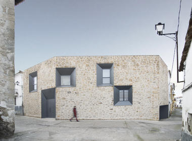 Peraleda House  / Losada García