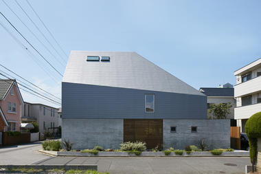 U House  / KIAS