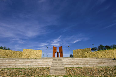Praça Mirante Pablo Neruda / Carlos Martner  + Humberto Eliash + Sebastián Lambiasi  + Tomás Westenenk 