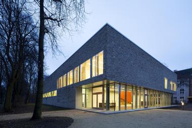 Sprach und Bewegungszentrum / eins:eins architekten