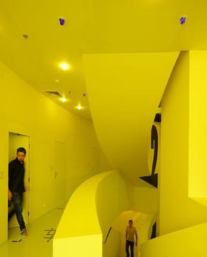 Hostel Golly±Bossy / Studio Up
