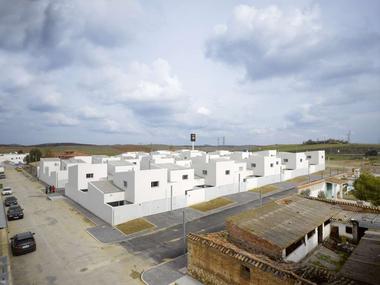 43 Public Dwelling In Almuradiel / Estudio Entresitio